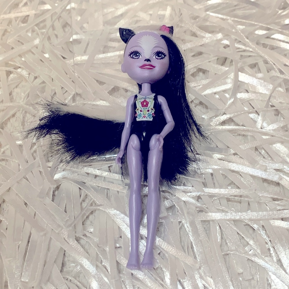 Sage Skunk Enchantimals doll 6”